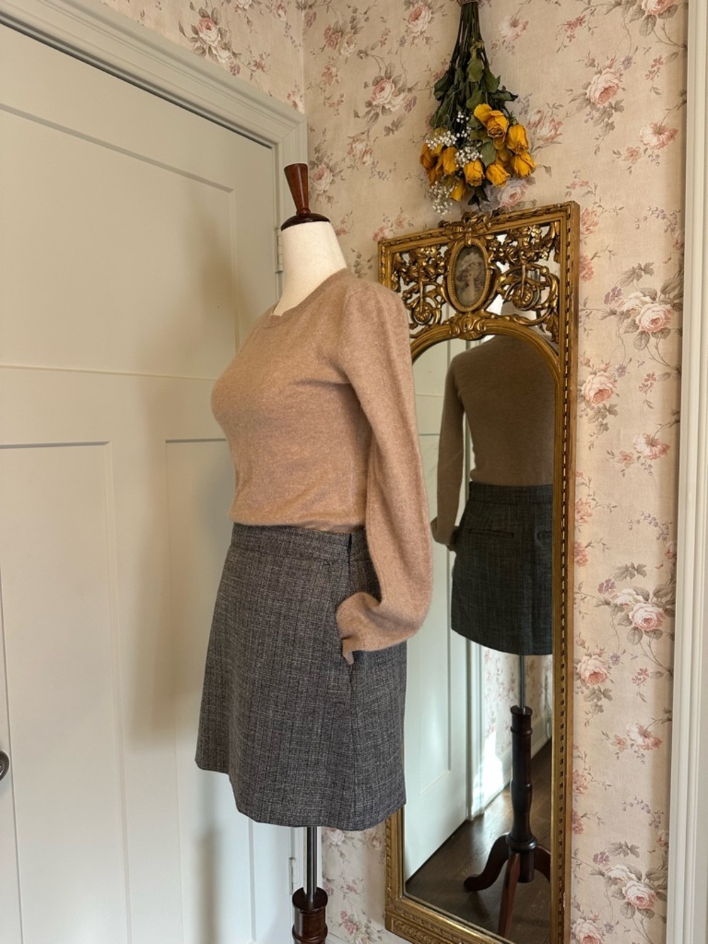 Cashmere Sweater Tahari 100% Small S Soft Neutral Crewneck - Picture 3 of 9